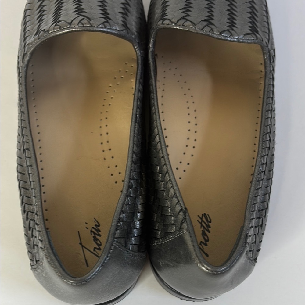FINAL! NWOT! Trotters Silver Metallic Woven Leather Loafers - Picture 6 of 9